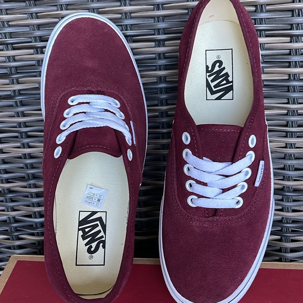 Vans WMNS Authentic Platfor
(Suede) Port Royale/True
VN0ARAVRJNR Platforms - Picture 5 of 16
